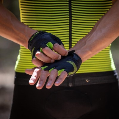 Short-fingered Evolve Gloves with a minimalistic look for cycling