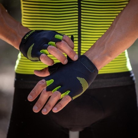 Short-fingered Evolve Gloves with a minimalistic look for cycling