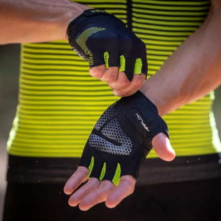 Short-fingered Evolve Gloves with a minimalistic look for cycling