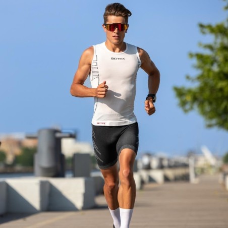 Ultralight Seamless Sleeveless Base Layer for a higher comfort