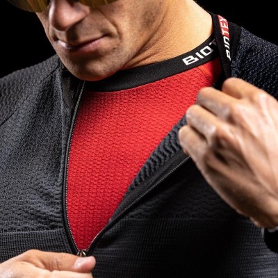 Fit Long-Sleeved Base Layer 4.0 keeps bodily temperature constant even on coldest days