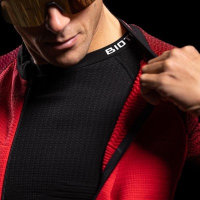 Fit Long-Sleeved Base Layer 4.0 keeps bodily temperature constant even on coldest days