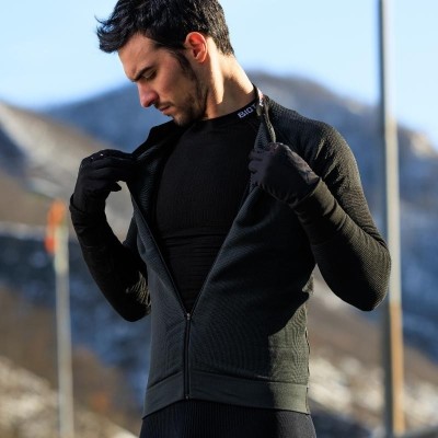 Fit Long-Sleeved Base Layer 4.0 keeps bodily temperature constant even on coldest days