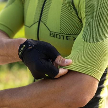 Short-fingered Evolve Gloves with a minimalistic look for cycling