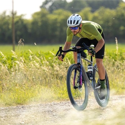 Short-fingered Evolve Gloves with a minimalistic look for cycling