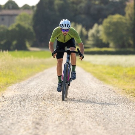 Short-fingered Evolve Gloves with a minimalistic look for cycling