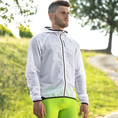 Long-sleeved, light and packable 3D Hooded Windjacket