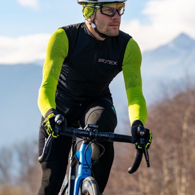 WIN bib shorts with internal pad for average-long distances