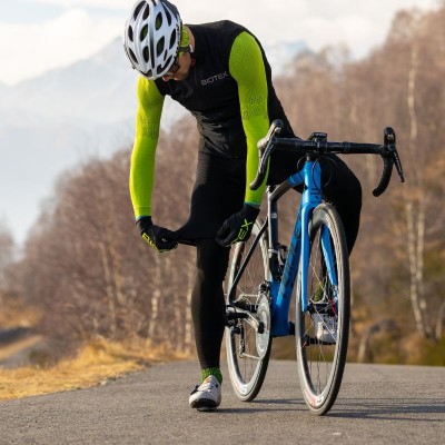 WIN bib shorts with internal pad for average-long distances