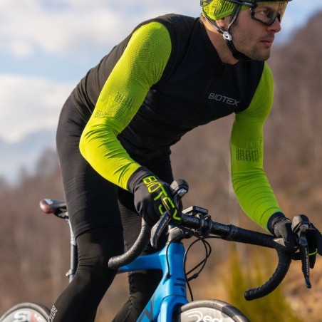 WIN bib shorts with internal pad for average-long distances