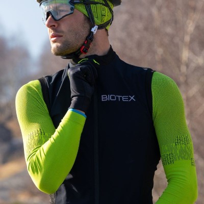 Cubic Long-Sleeved Turtleneck Base Layer keeps bodily temperature constant even on coldest days