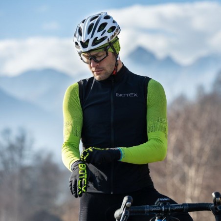 Cubic Long-Sleeved Turtleneck Base Layer keeps bodily temperature constant even on coldest days