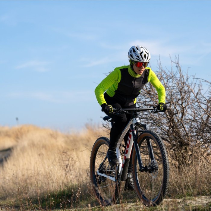 Woman WIN Windproof Jacket with removable sleeves