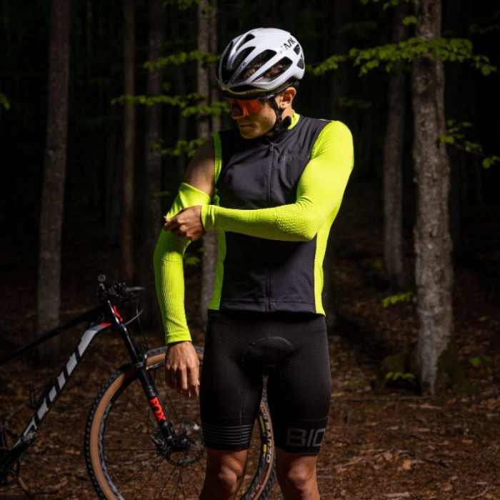 WIN Windproof jacket with removable sleeves