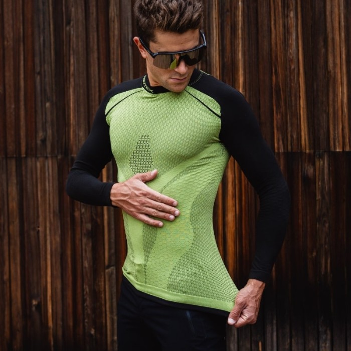 The Python Long-Sleeved Jersey keeps bodily temperature constant even on coldest days