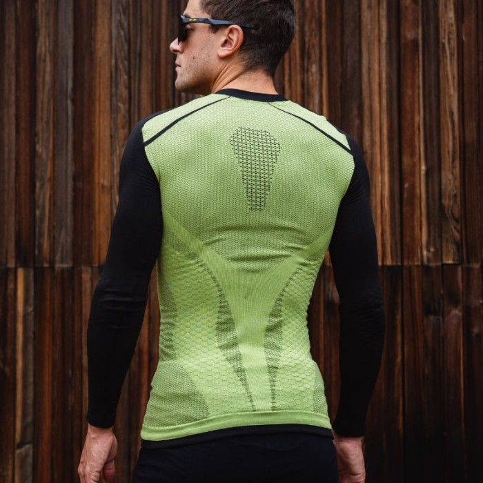 The Python Long-Sleeved Jersey keeps bodily temperature constant even on coldest days